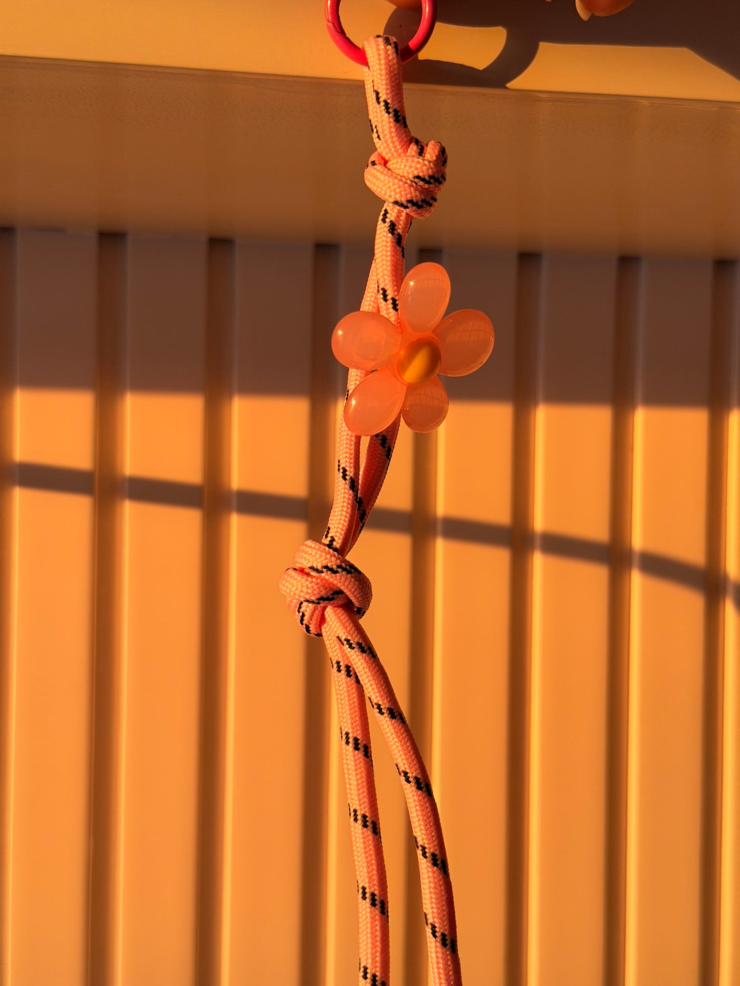 Daisy knot rope charm (pink)