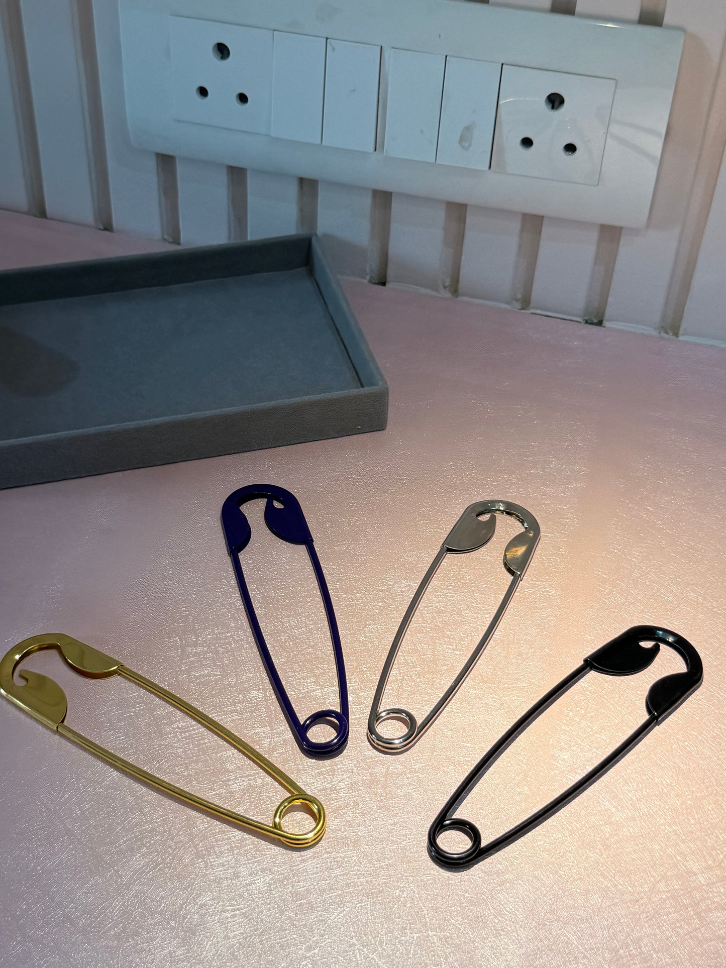 Safety pin hair-clip (golden)