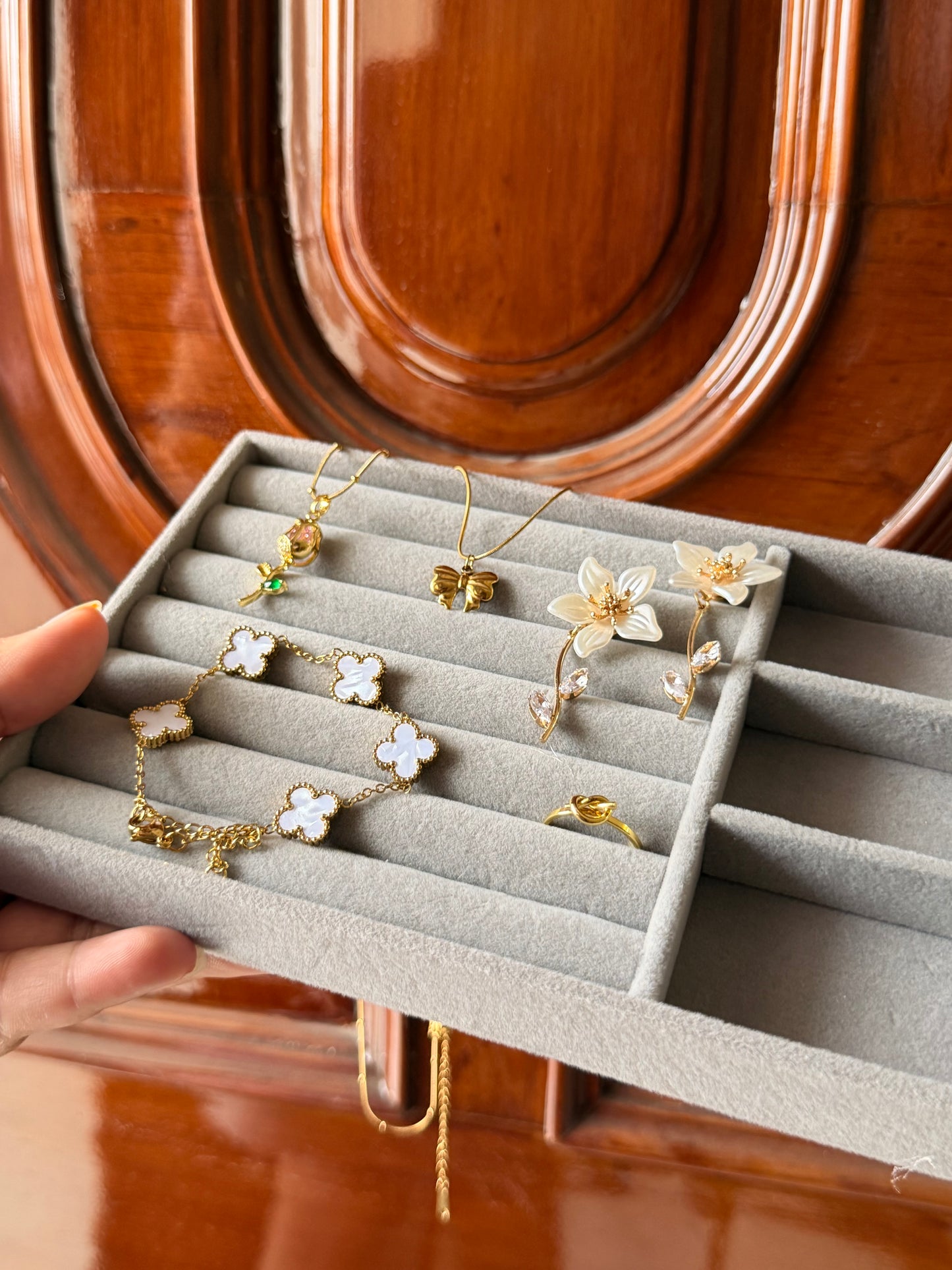 Golden Bloom Jewellery Hamper box ( 6 articles)