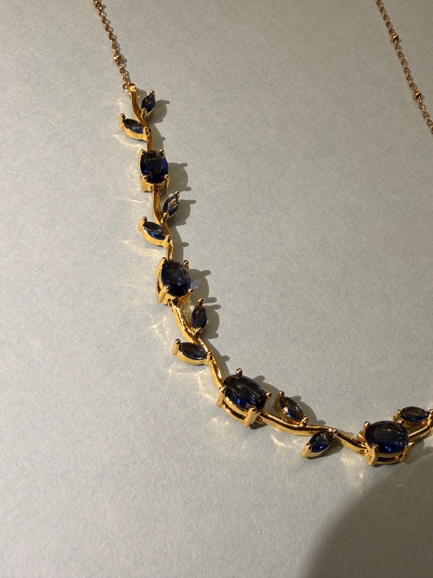 Tulip vine necklace (blue)