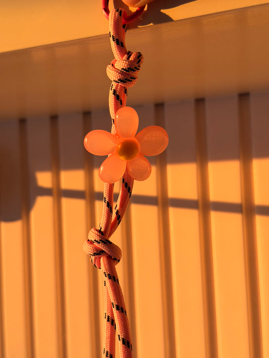 Daisy knot rope charm (pink)