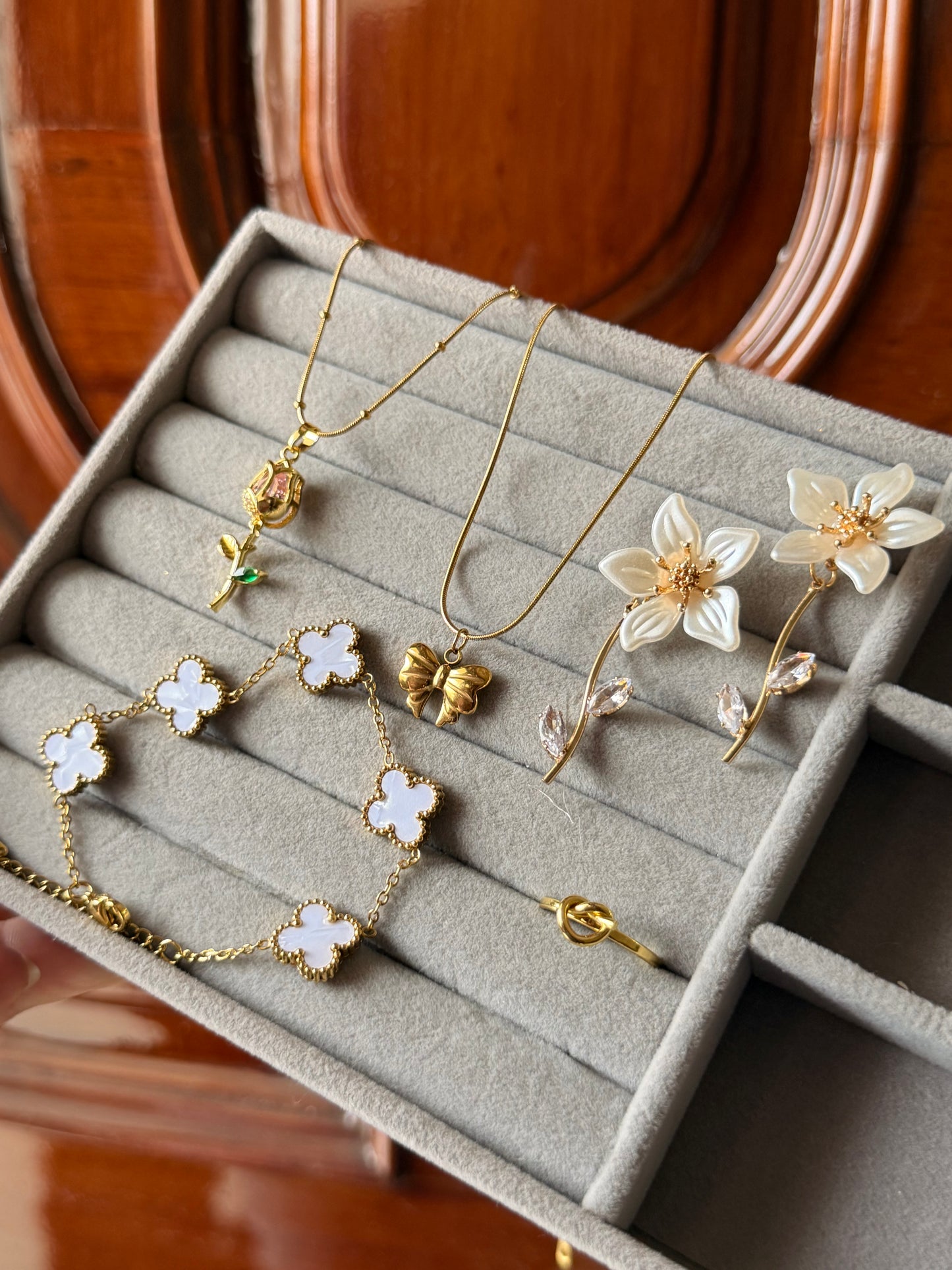 Golden Bloom Jewellery Hamper box ( 6 articles)