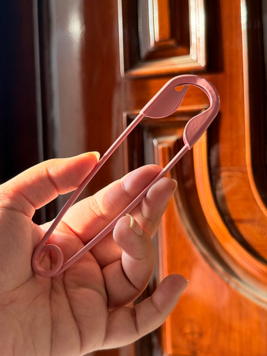 Safety pin hair-clip (pink)