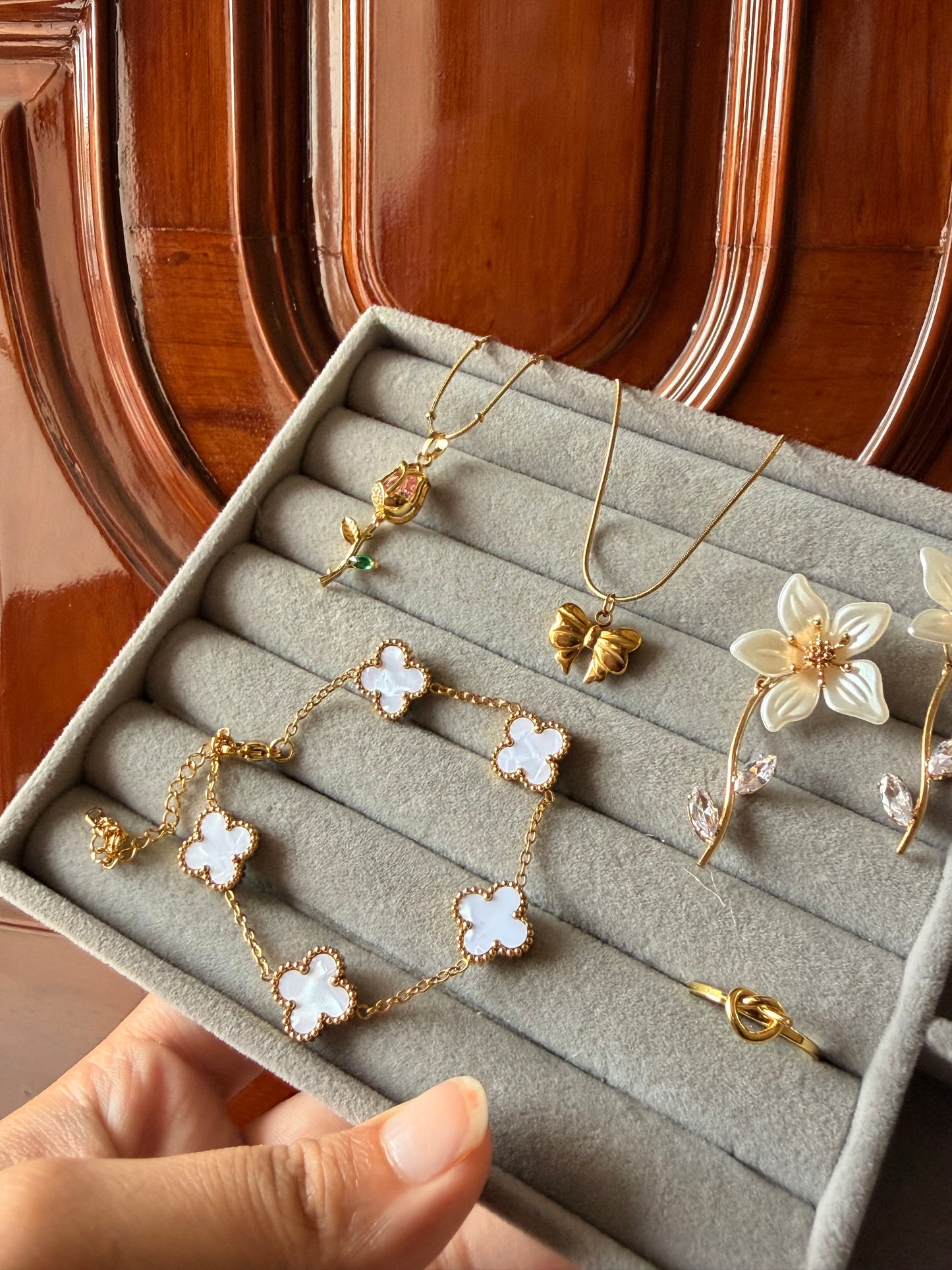 Golden Bloom Jewellery Hamper box ( 6 articles)