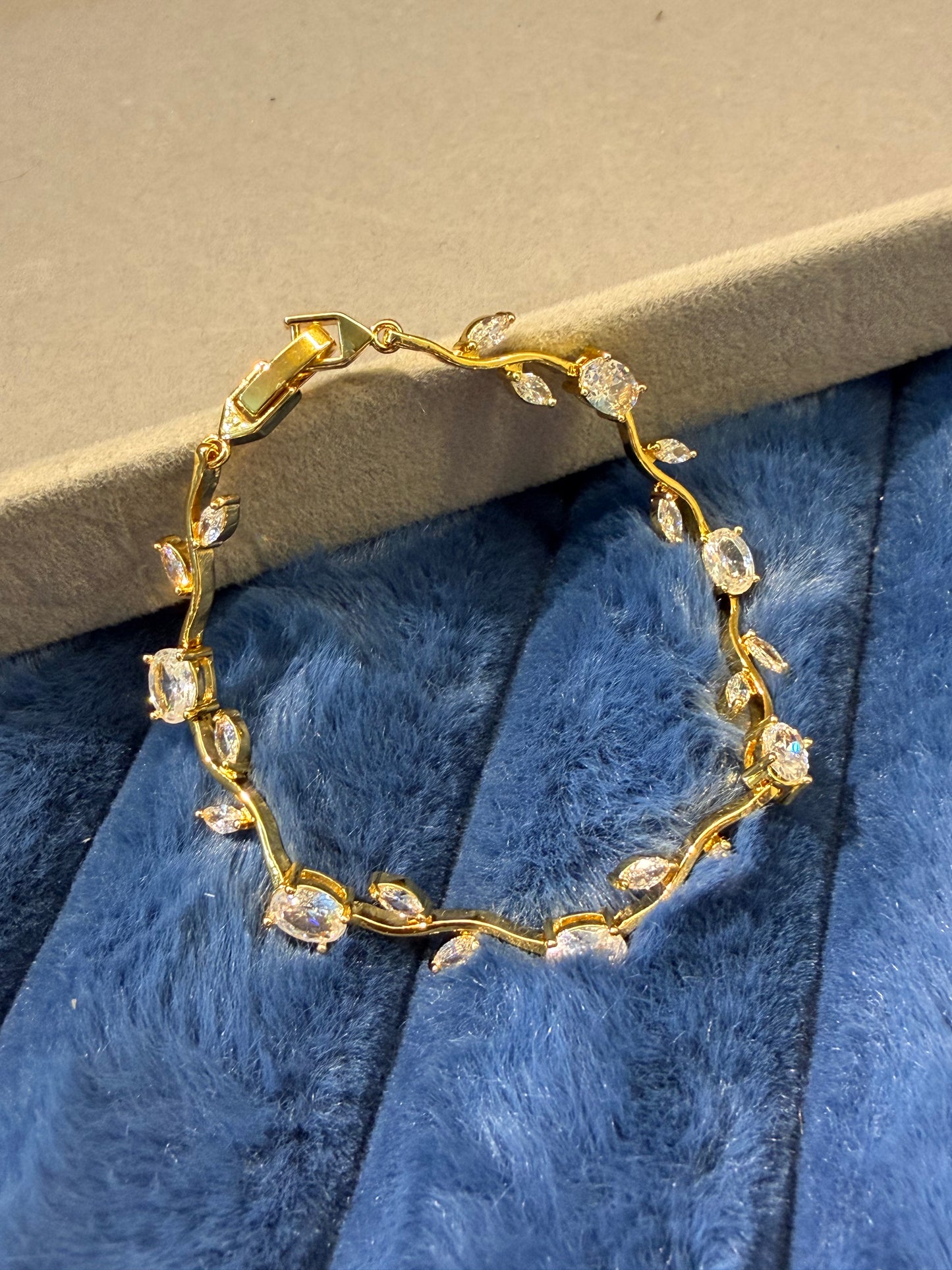 Tulip bracelet (white)
