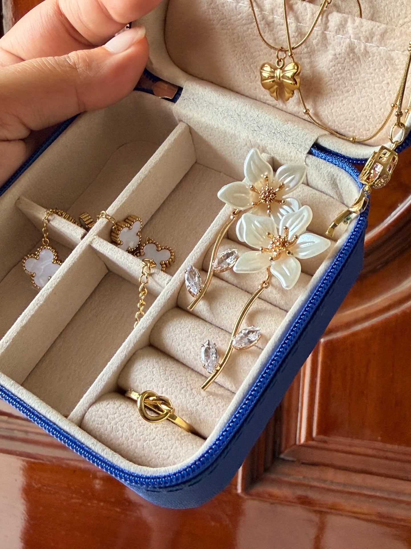 Golden Bloom Jewellery Hamper box ( 6 articles)