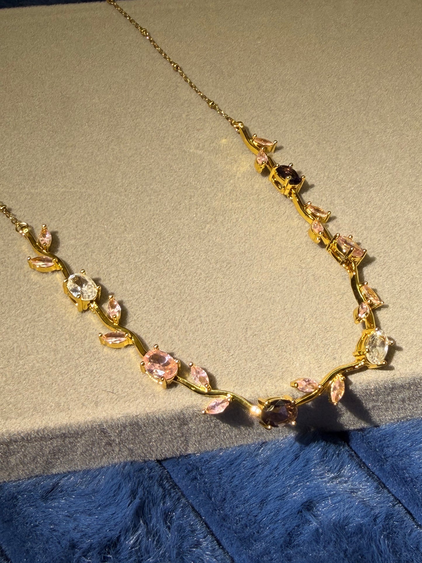 Tulip vine necklace (triple shade)