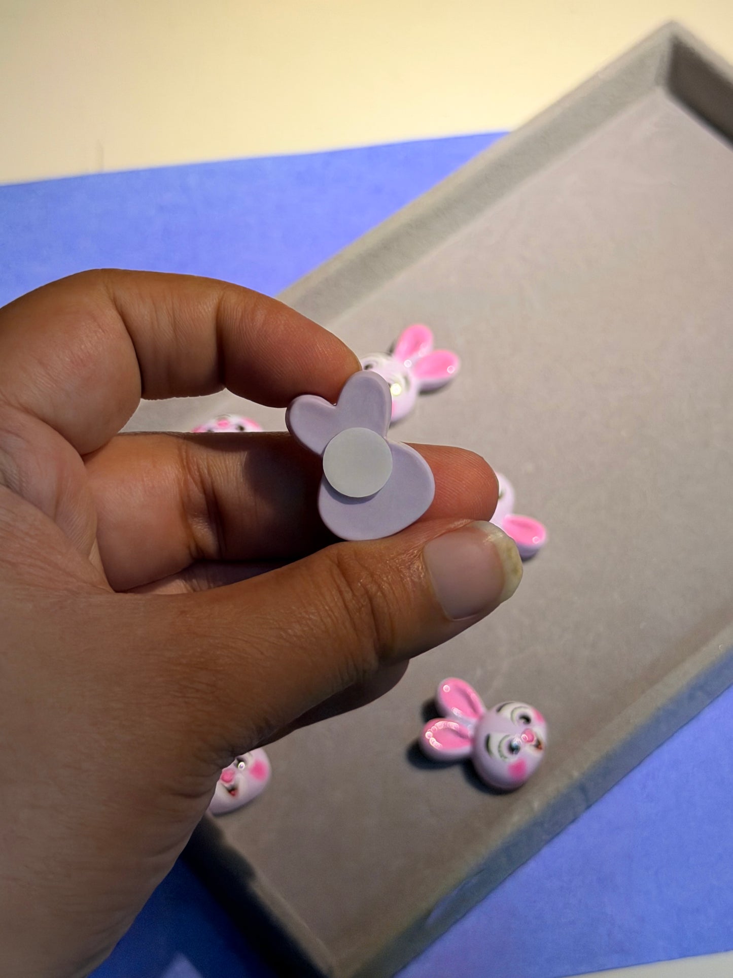 Stickable honey bunny charms (8pcs)