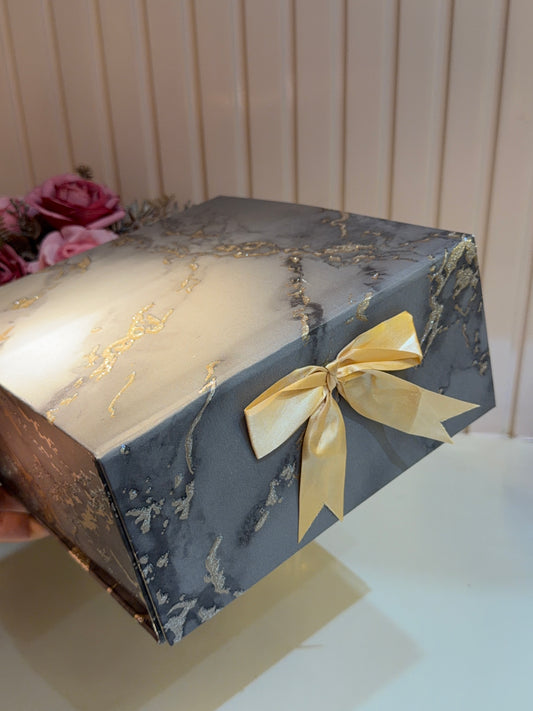 Magnetic collapsible box