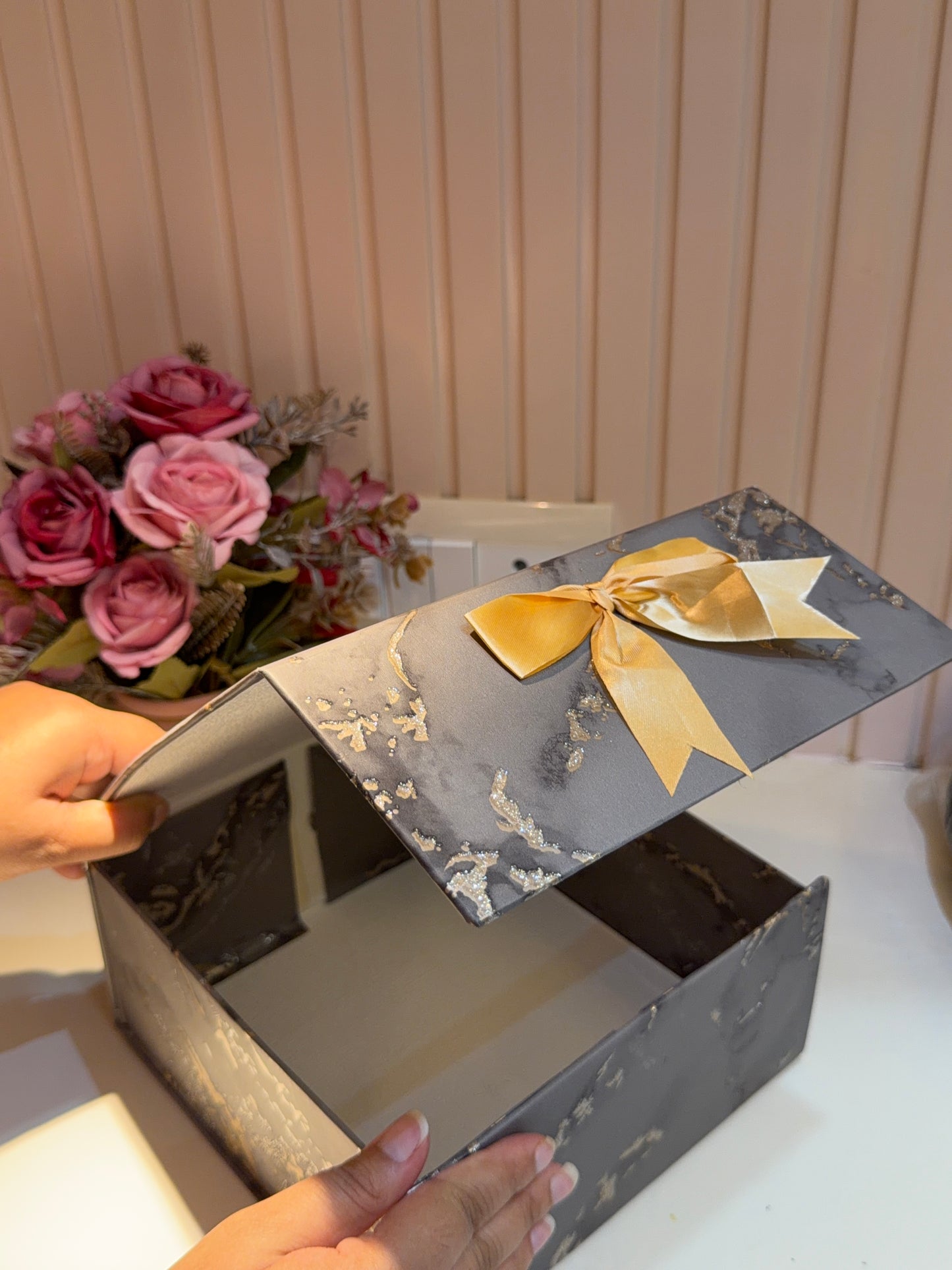 Magnetic collapsible box