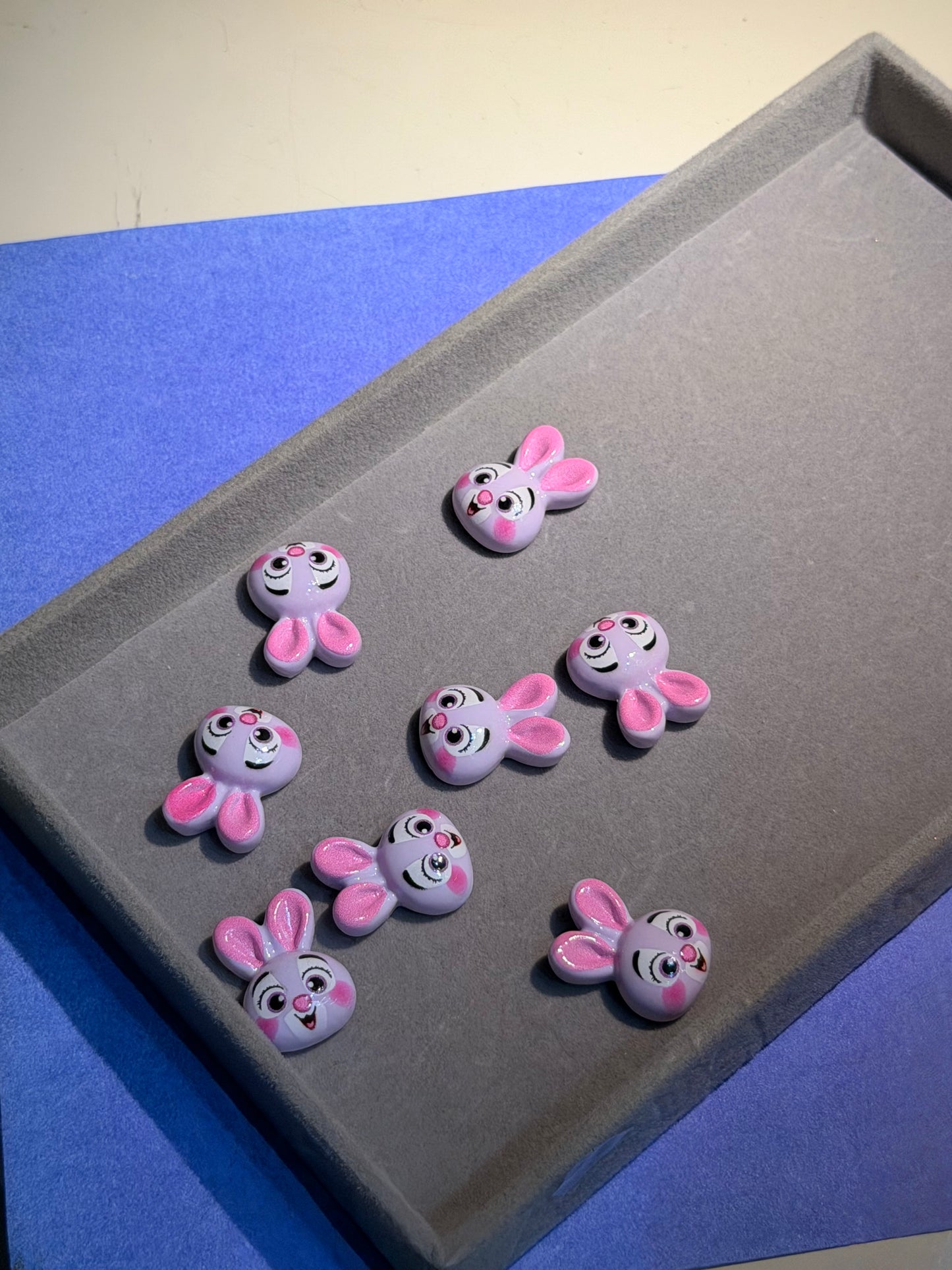 Stickable honey bunny charms (8pcs)
