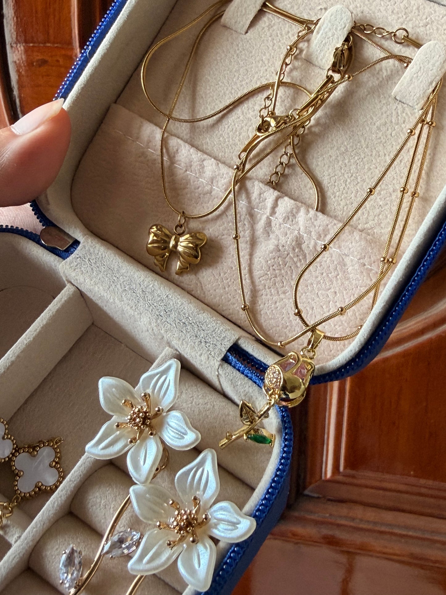 Golden Bloom Jewellery Hamper box ( 6 articles)