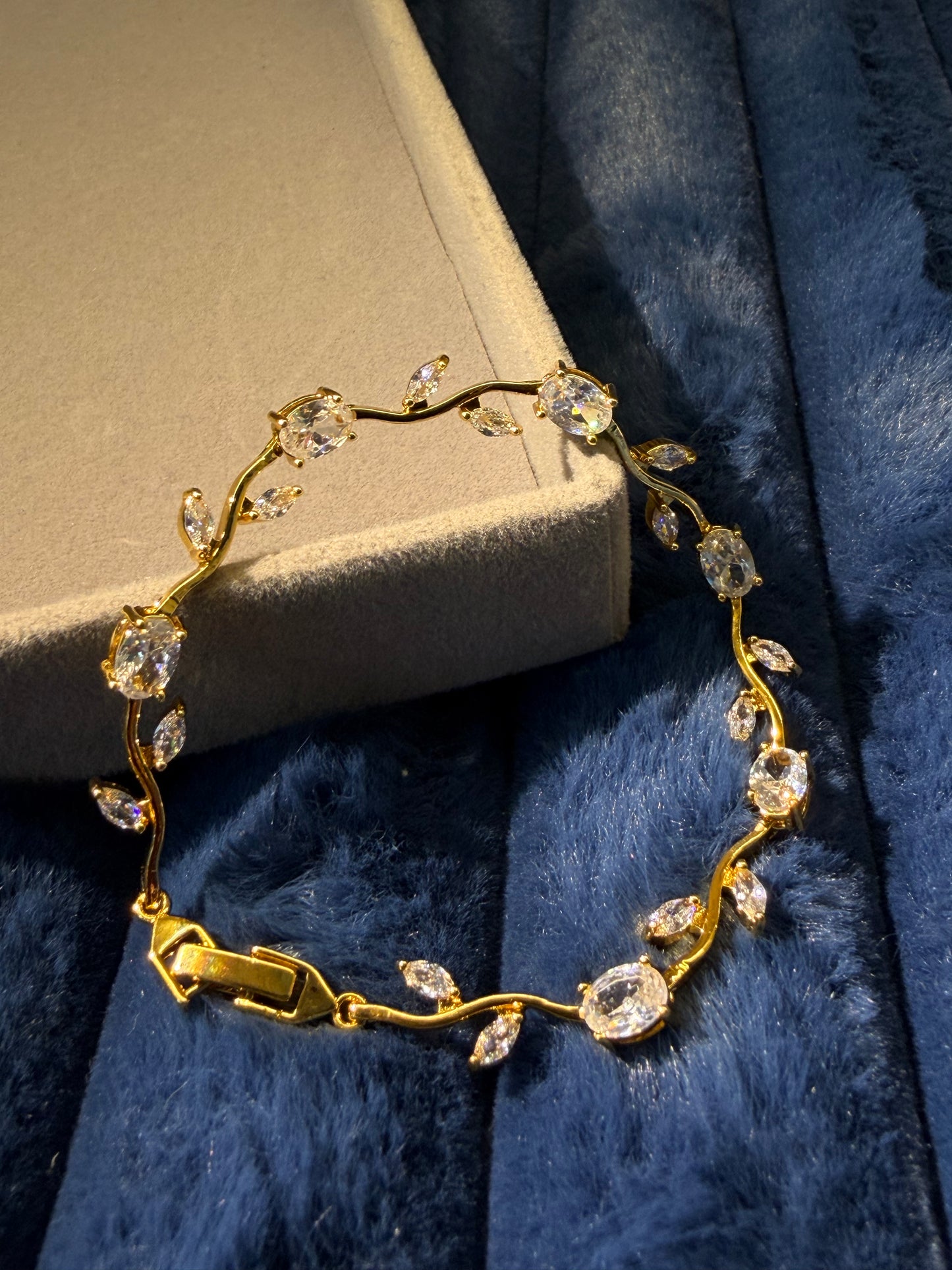 Tulip bracelet (white)