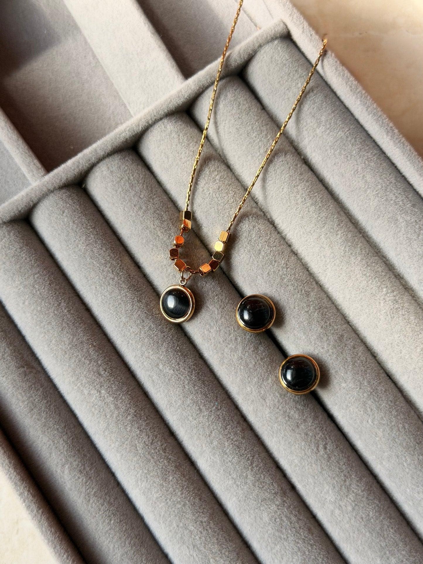 Noir charm luxe set