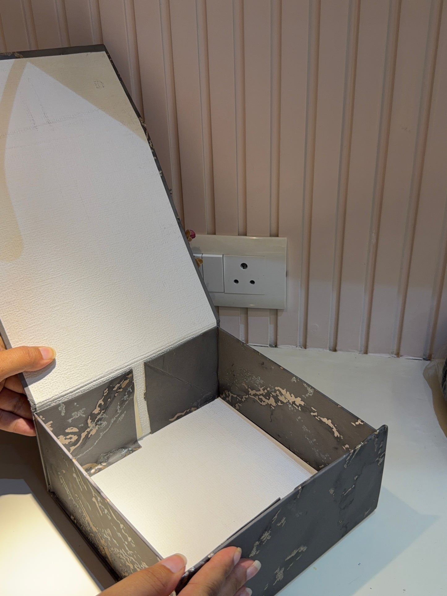 Magnetic collapsible box