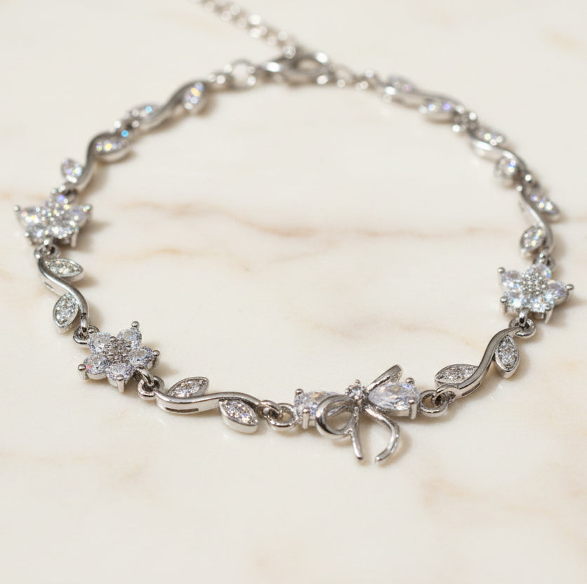 Blossom bow bracelet (white)