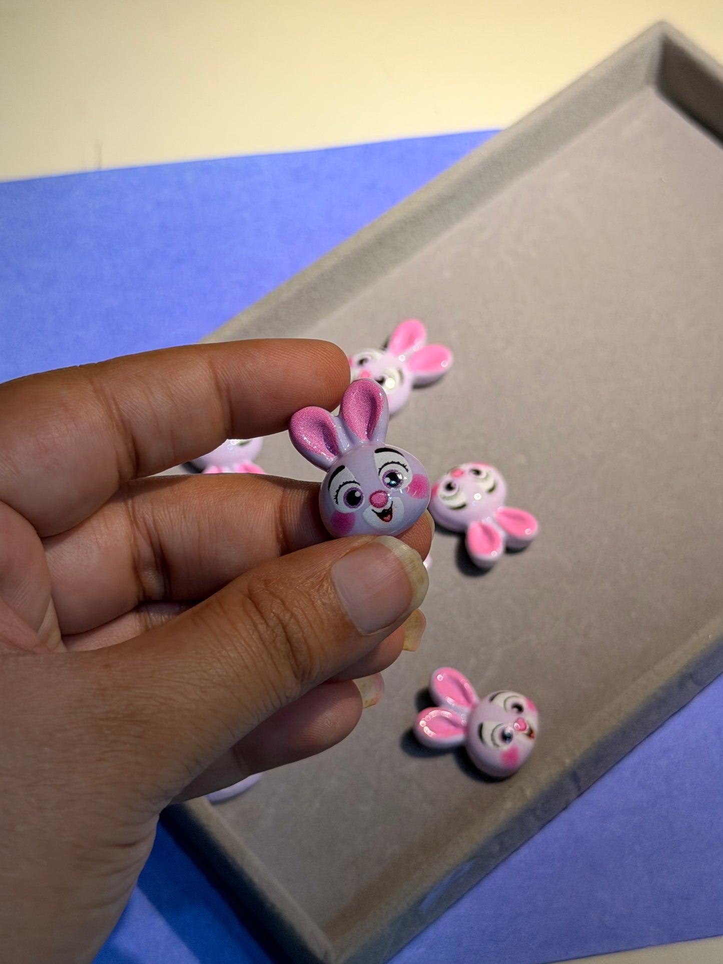 Stickable honey bunny charms (8pcs)