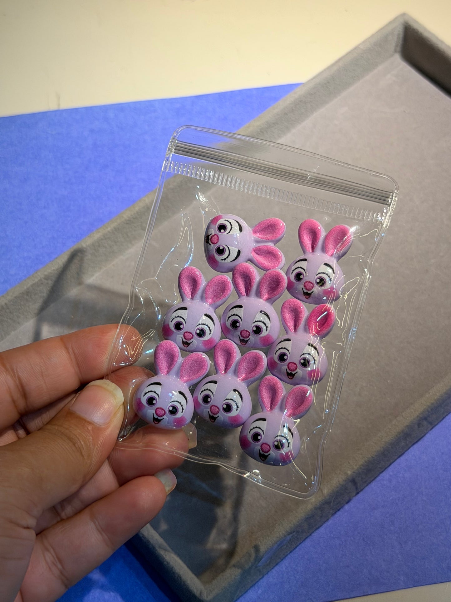Stickable honey bunny charms (8pcs)