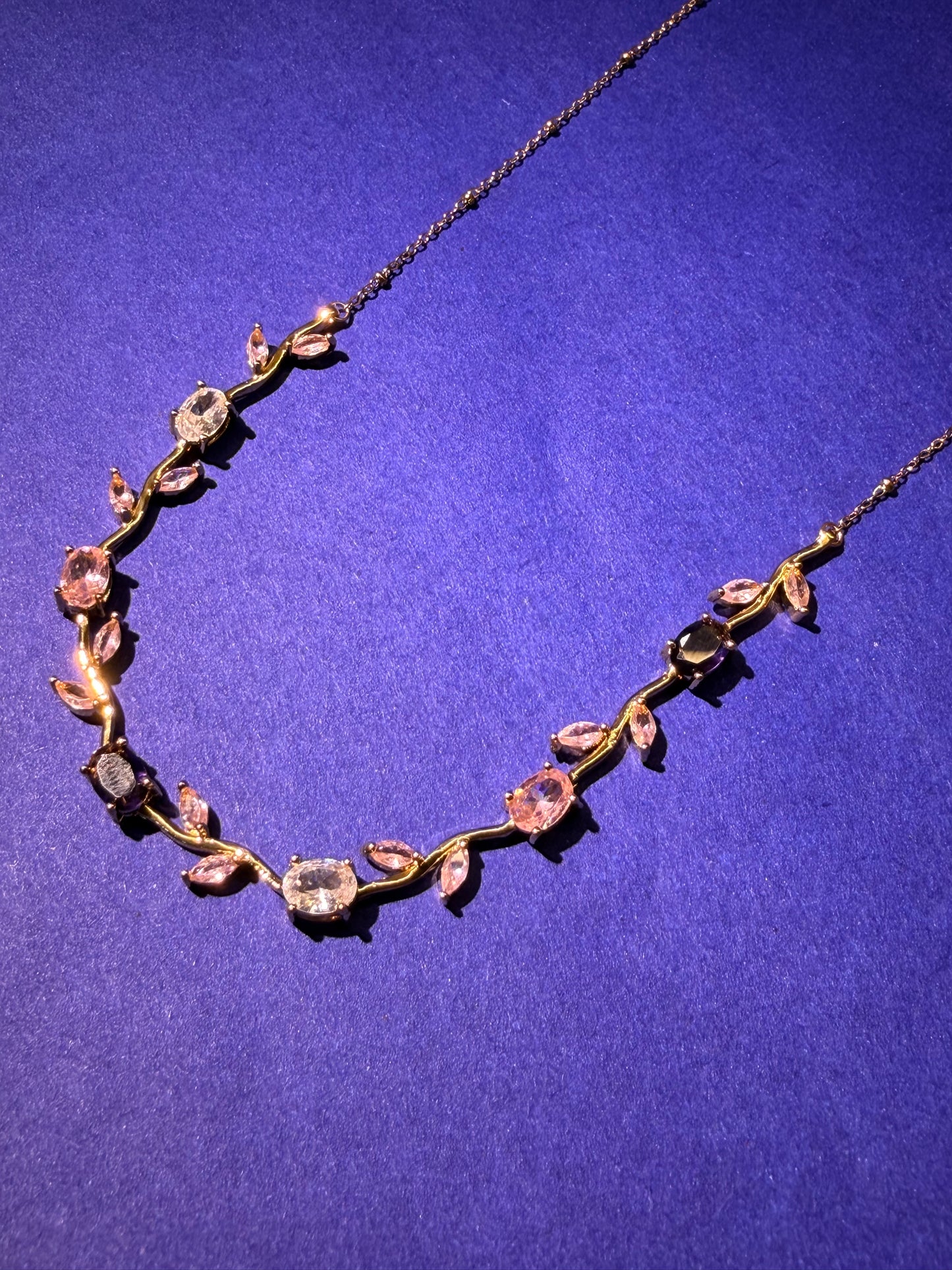 Tulip vine necklace (triple shade)