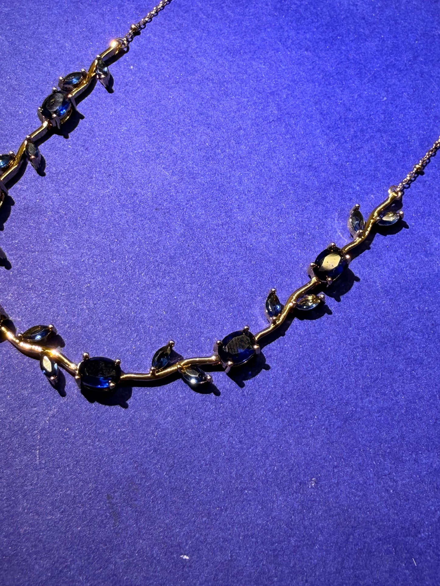 Tulip vine necklace (blue)